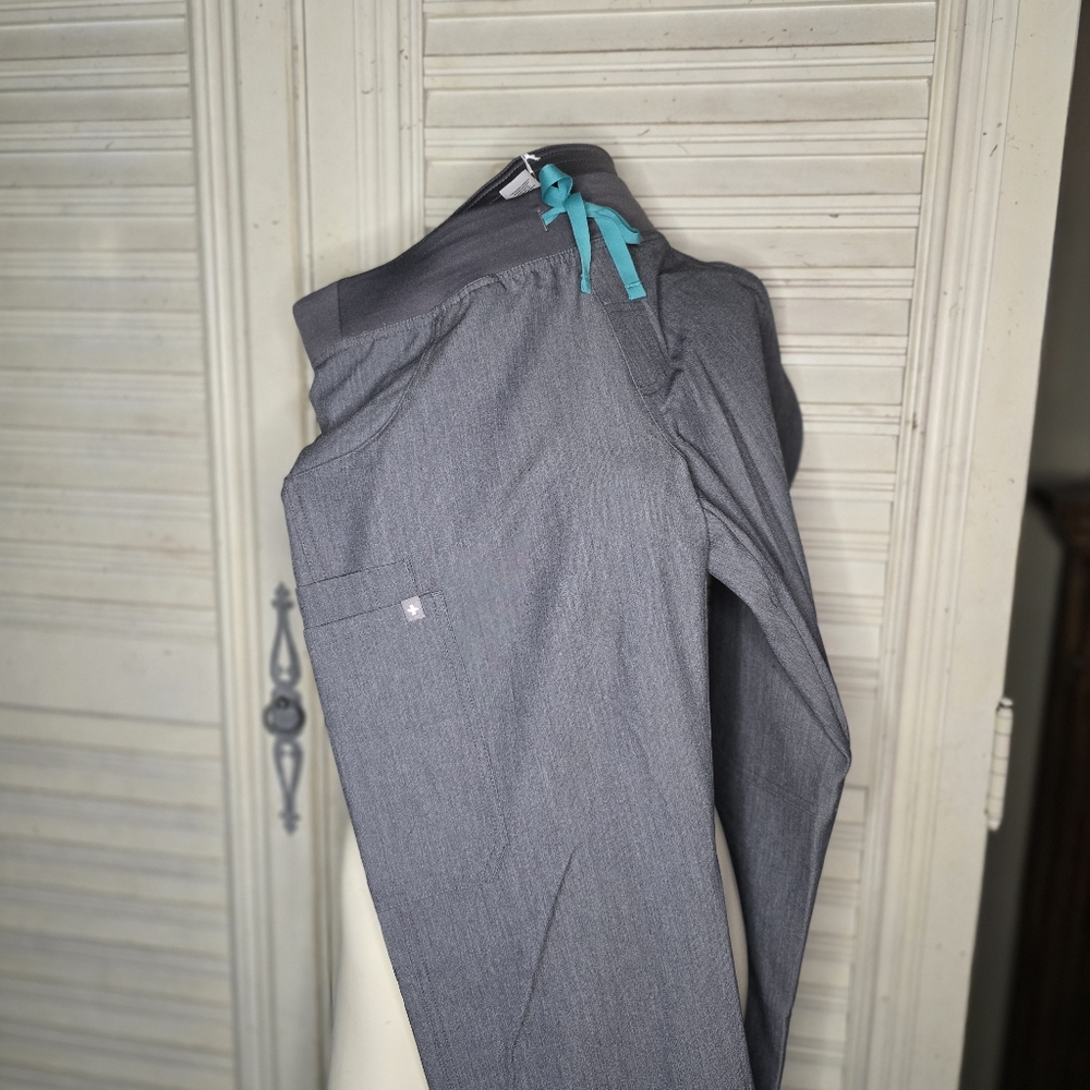 FiGS NWT Kade medium scrub pants, cargo style